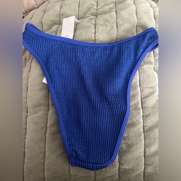 Abercrombie two piece scrunch swim - Picture 3 of 4